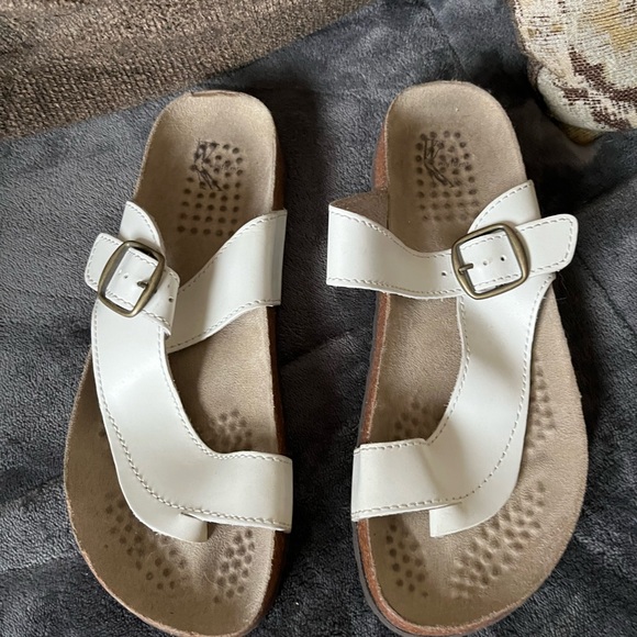 Women’s size 8 White Mountain White Sandals - Picture 2 of 3